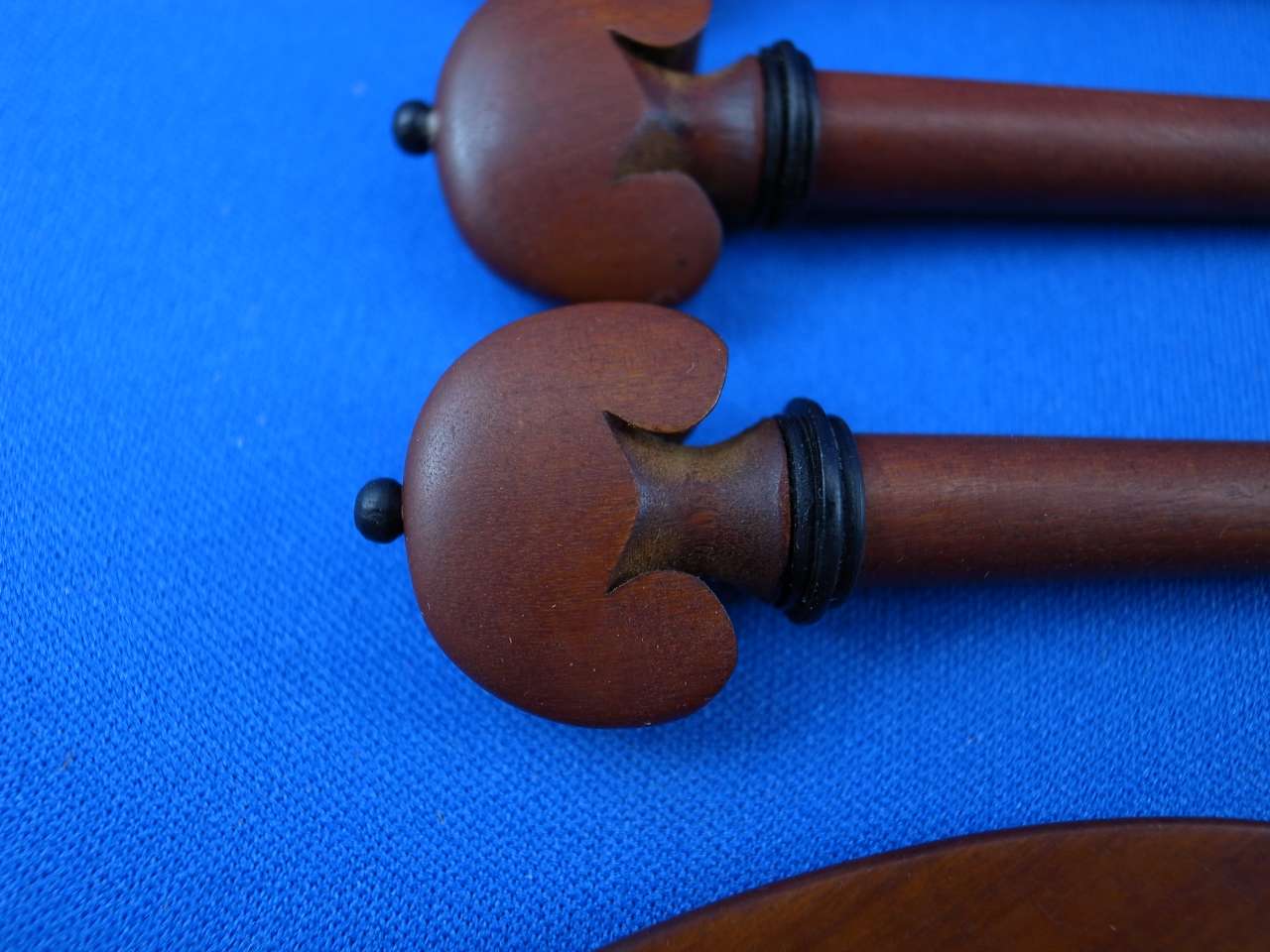 画像: バイオリンフィッティング(ペグ・テールピース・顎当て)ツゲ（ボックスウッド）材 ヒル・モデル ブラックピン