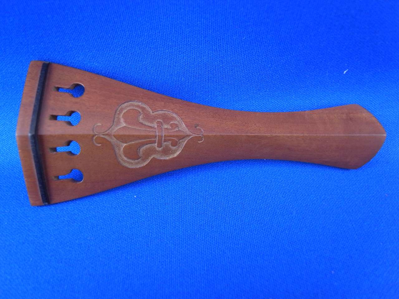 画像: バイオリンフィッティング(ペグ・テールピース・顎当て)ツゲ（ボックスウッド）材 ヒル・アイリス彫刻モデル ブラックピン