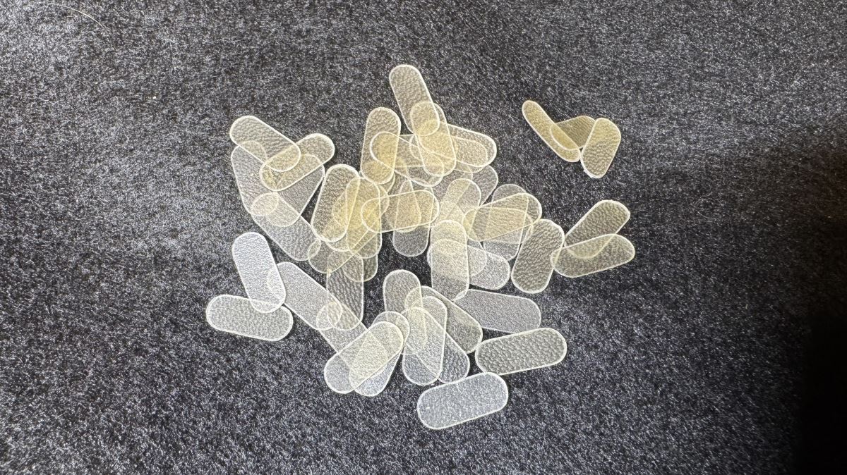 画像1: チェロ用成形済駒プロテクタ皮5枚セット VcPre-Shaped Skin protector for bridge 5pc.set  駒革 駒皮