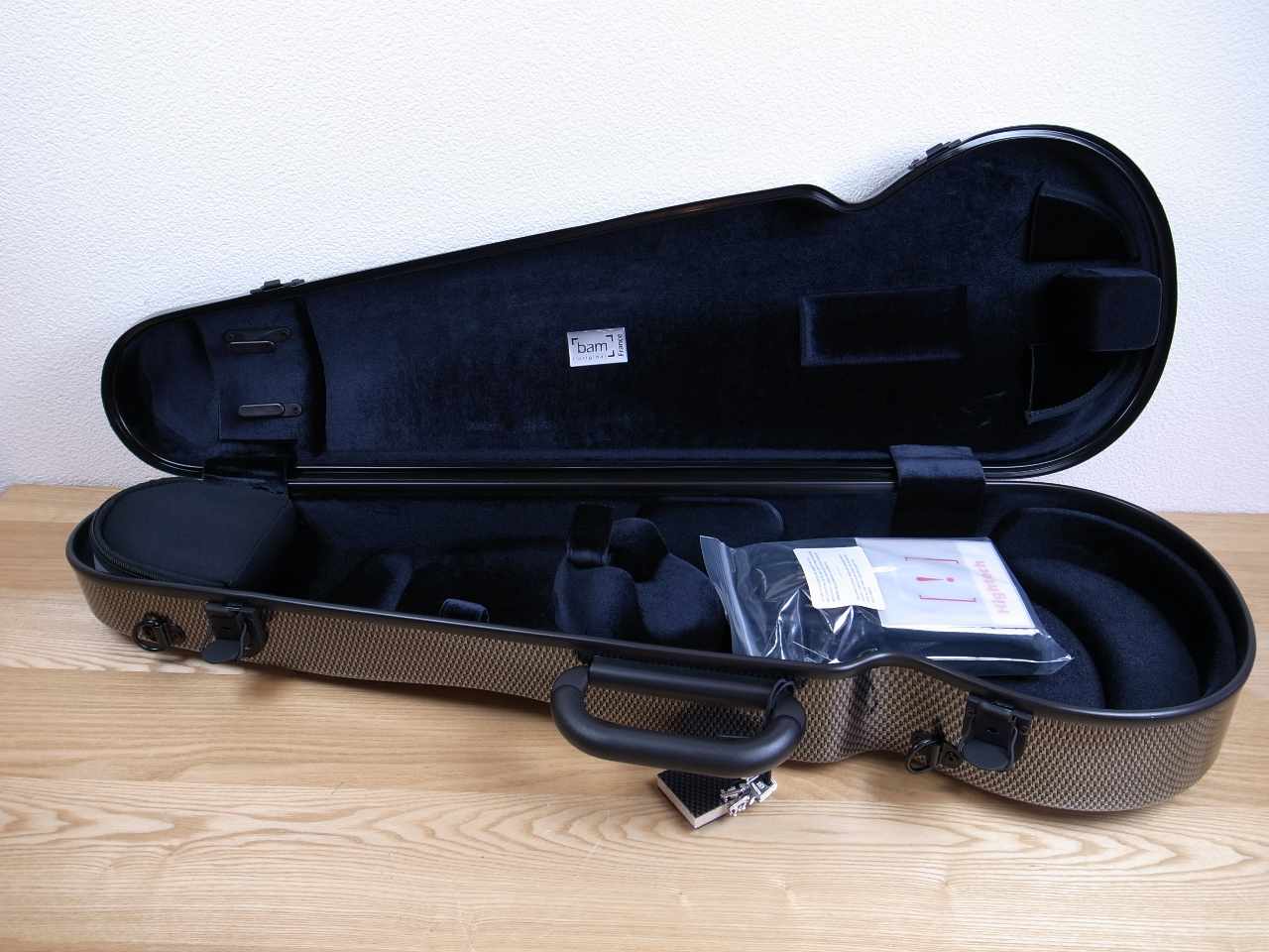 画像: ＢＡＭハイテック・コンツアード・バイオリンケース（シルバー・カーボン）１．５Ｋｇ（フォルメ） BAM Hitech Contoured violin case 2002XLSC / SILVER CARBON