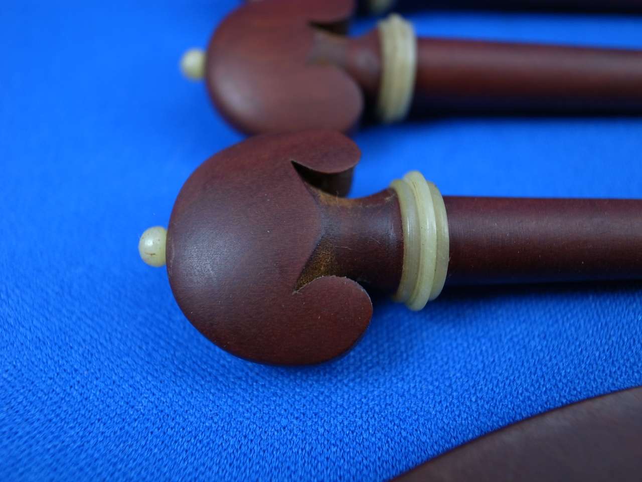 バイオリンフィッティング(ペグ・テールピース・顎当て)ツゲ（ボックスウッド）材 ヒル・モデル ホワイトピン