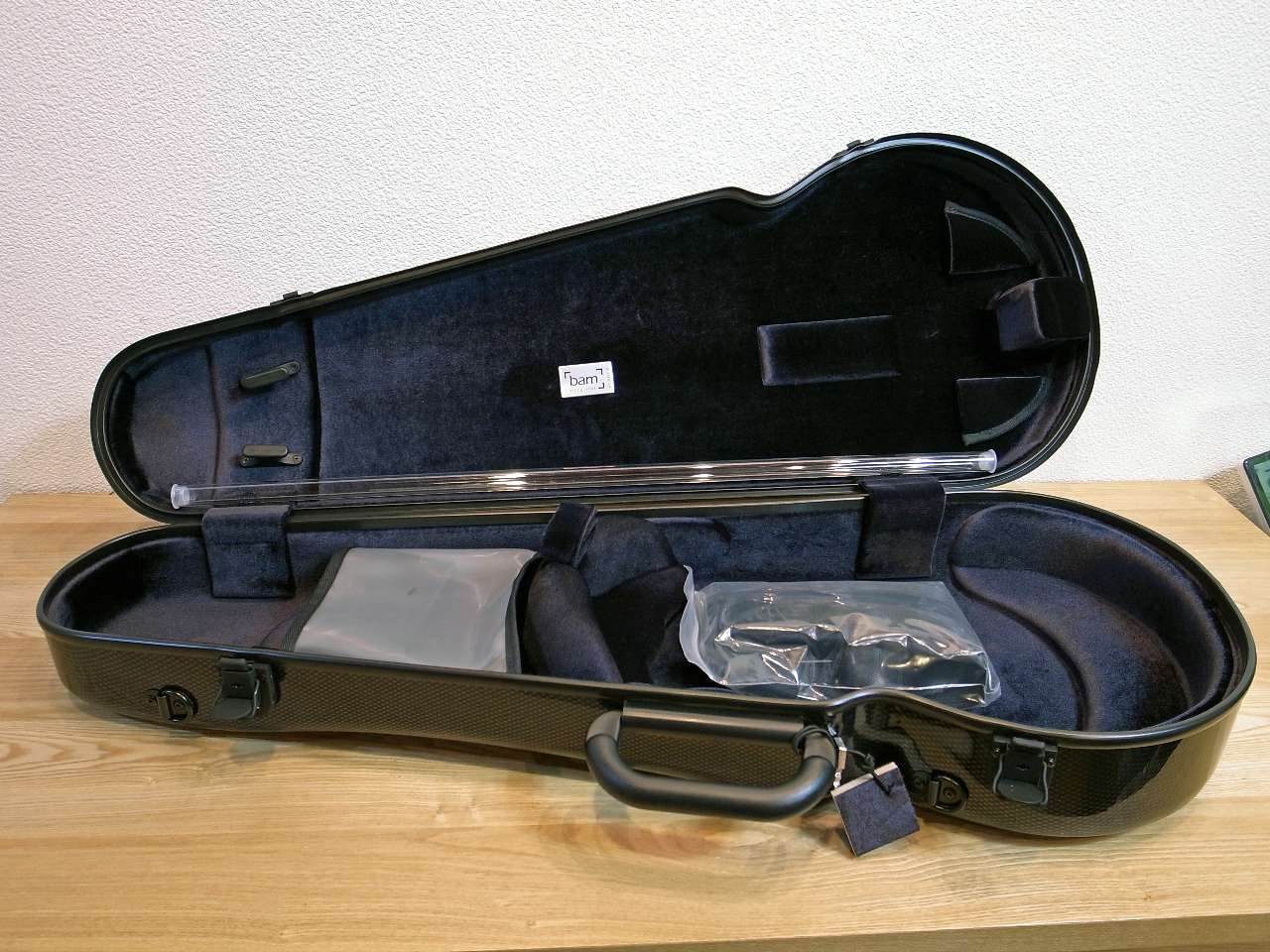 画像: ＢＡＭ ハイテック・コンツアード・ビオラケース（カーボンブラック）１．９Ｋｇ BAM Hitech Contoured Viola case 2200XLC / Carbon Black
