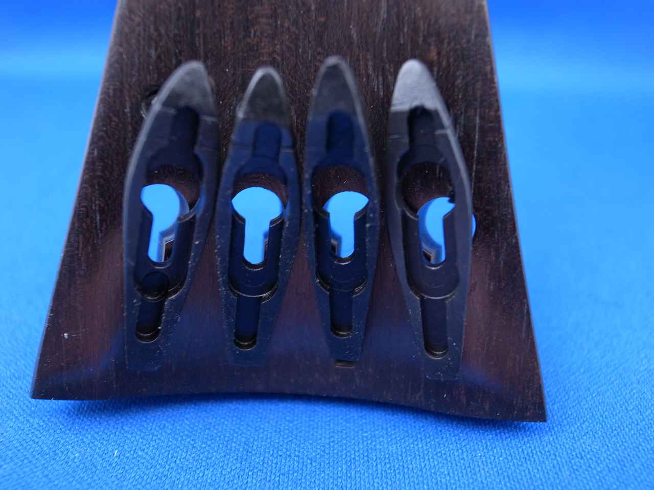 画像: チェロ用アジャスター組込テールピース 黒檀（エボニー）材フレンチモデルブラック・ ドイツ製
