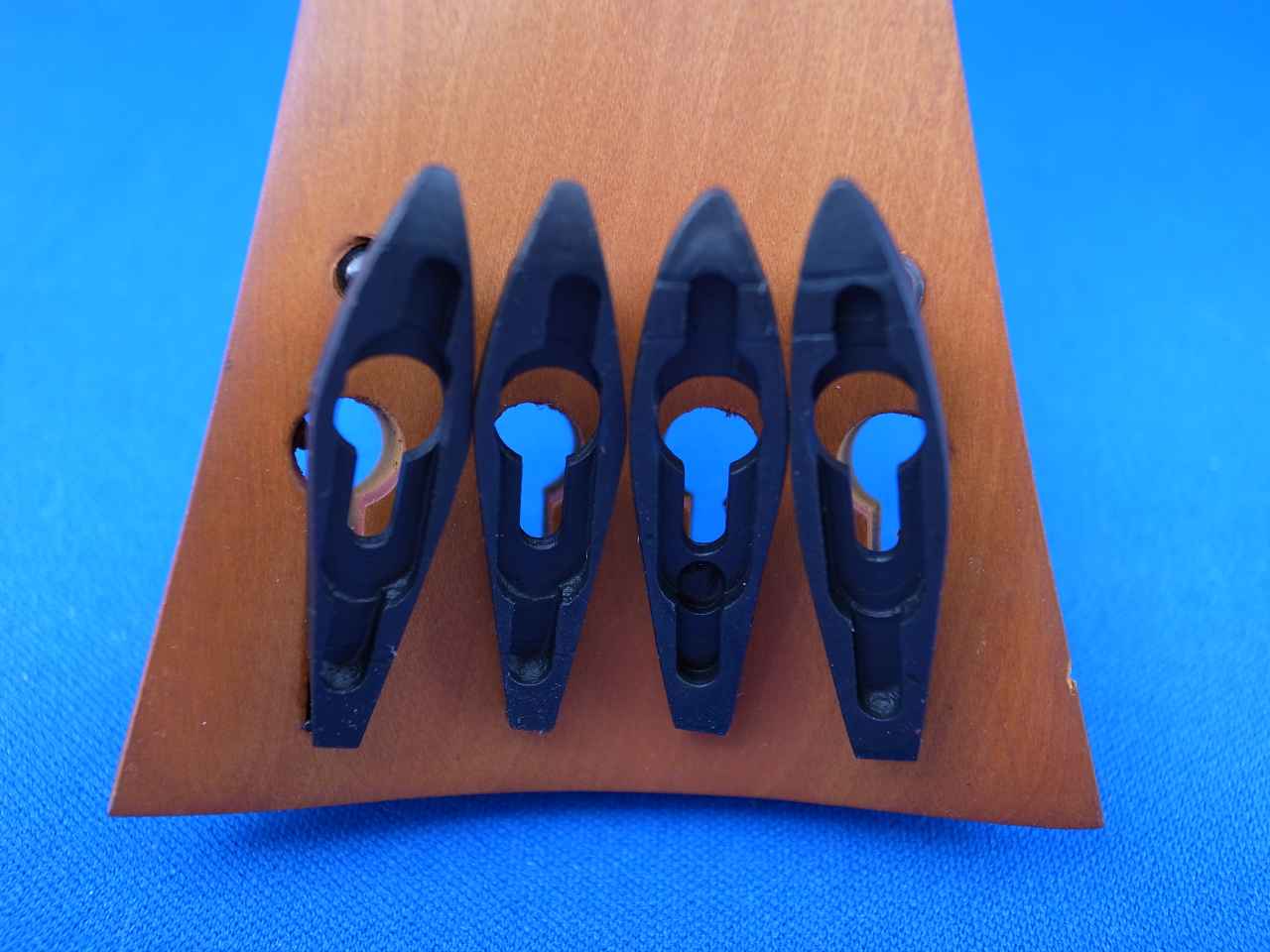 画像: チェロ用アジャスター組込テールピース ツゲ（ボックスウッド）材フレンチモデルブラックネジ・ ドイツ製