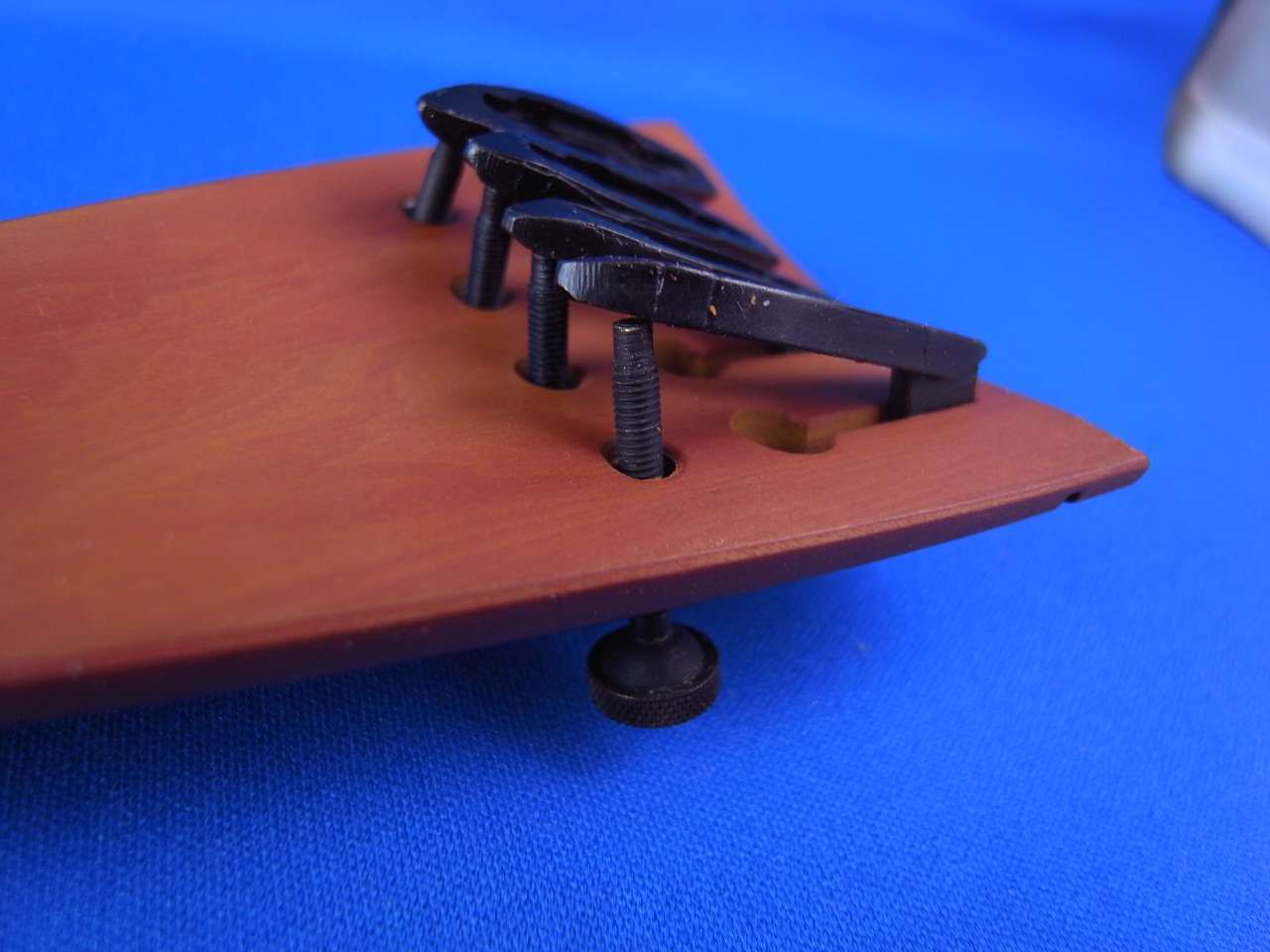 画像: チェロ用アジャスター組込テールピース ツゲ（ボックスウッド）材ヒルモデルブラック・ ドイツ製